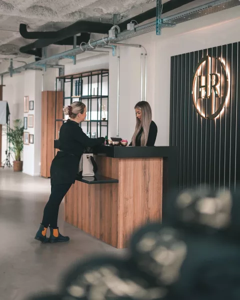 Hr Hair & Beauty Gmbh