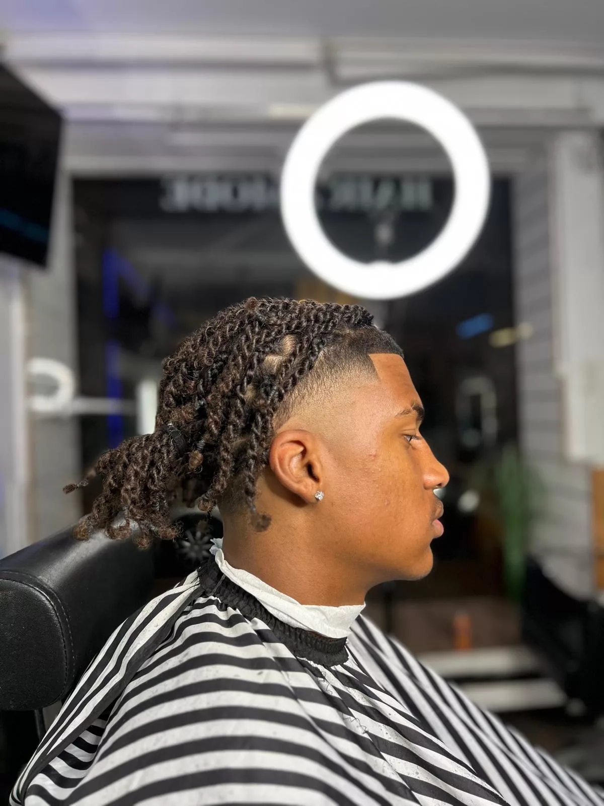 Lewis Coiffure and Mode Napon